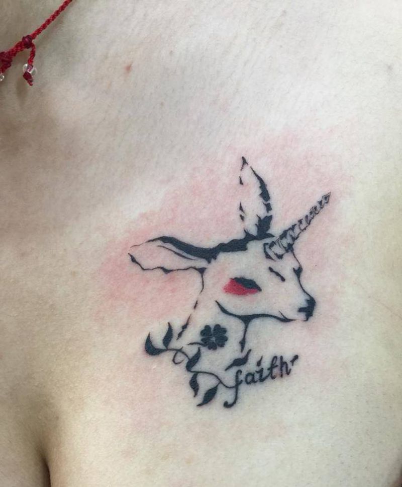 独角兽 独角鹿纹身图片_成品胸部欧美清新写实动物纹身图案