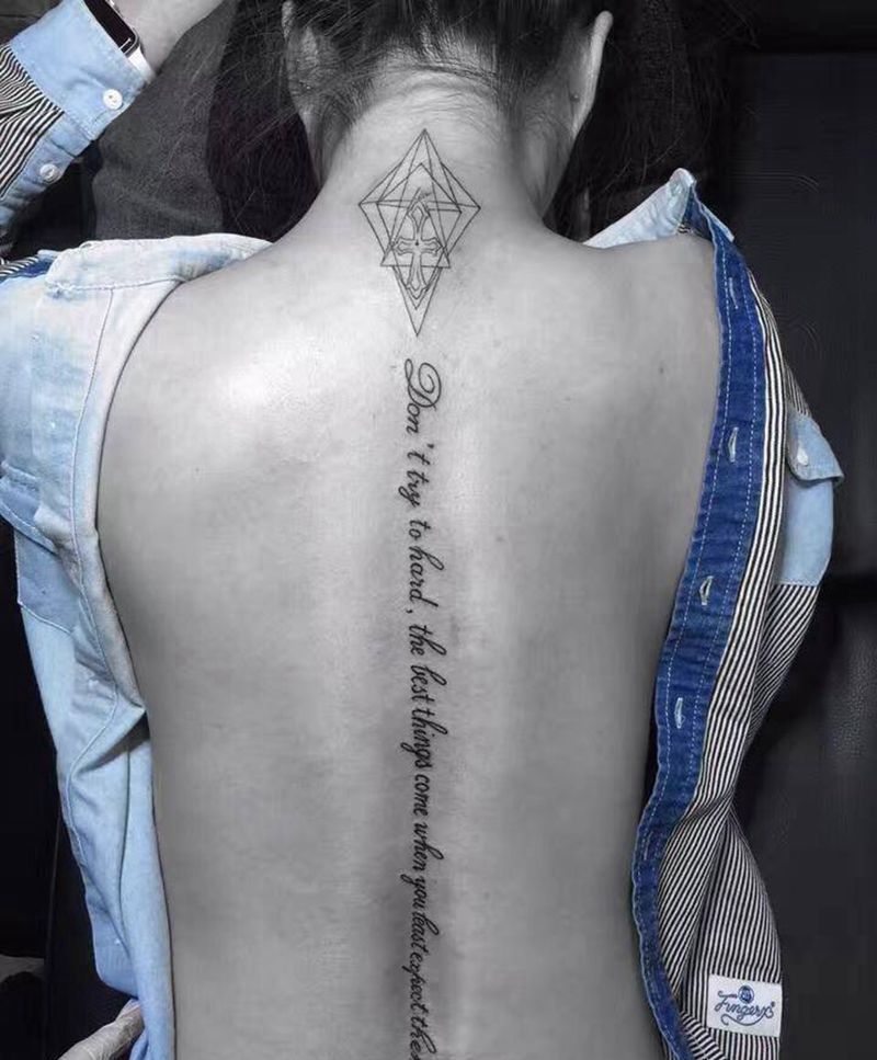 后背字母纹身图片_成品背部欧美清新字符几何纹身图案