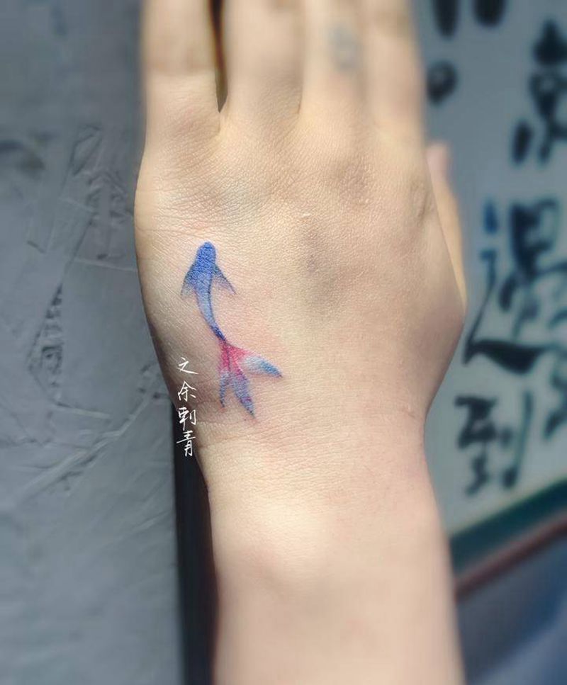 一条小金鱼纹身图片_手部水彩纹身图案