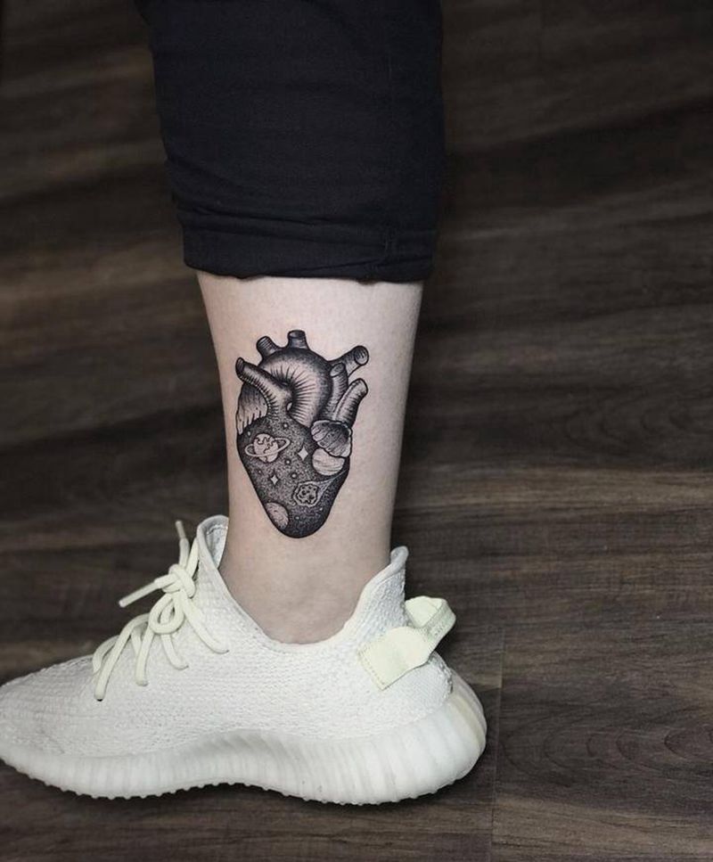点刺心脏纹身图片_腿部点刺心脏纹身图案