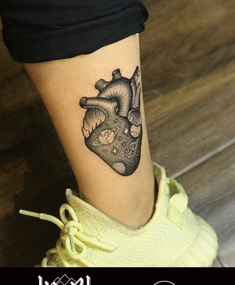 点刺心脏宇宙纹身图片_成品腿部欧美清新图腾时尚原创静物纹身图案