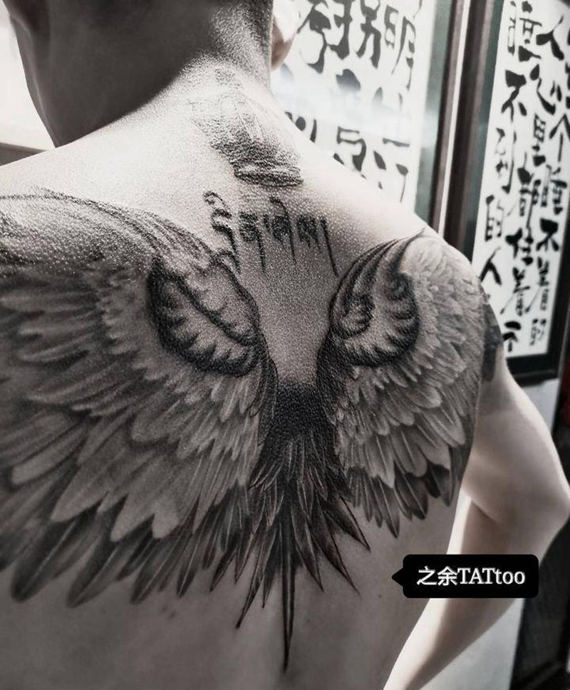 翅膀添加修改纹身图片_背部新传统纹身图案