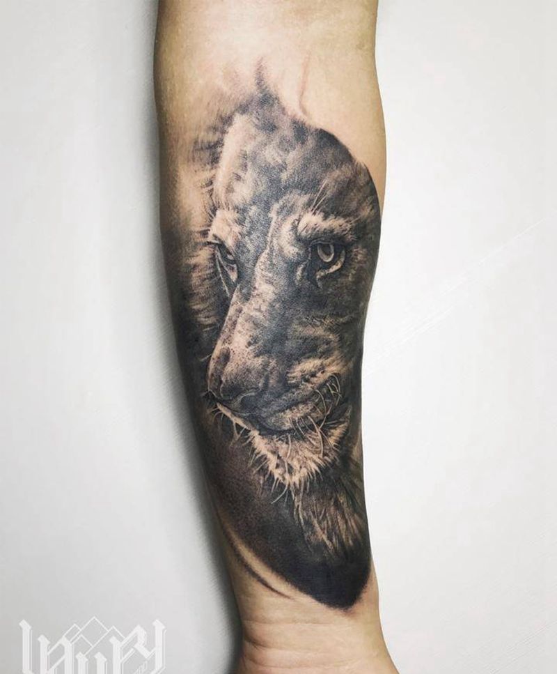 黑灰写实狮子纹身图片_手臂欧美写实纹身图案