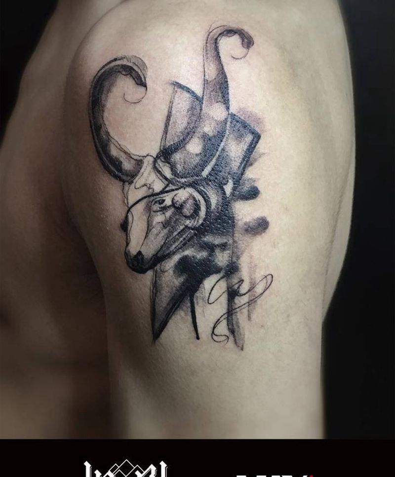 黑灰水牛纹身图片_肩部手臂欧美清新动物肖像纹身图案