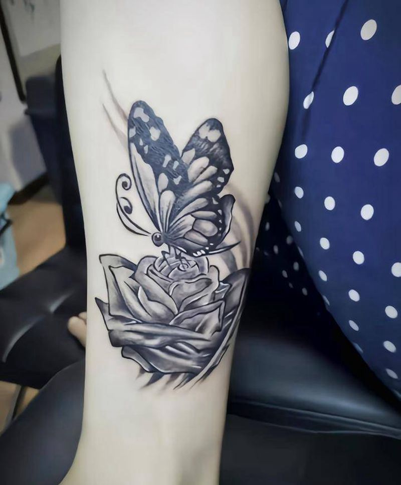 脚踝蝴蝶纹身图片_腿部新传统纹身图案