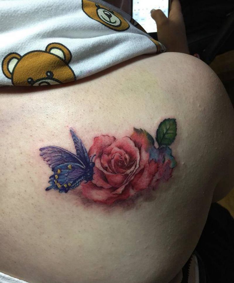 玫瑰蝴蝶纹身图片_成品肩部欧美清新写实植物纹身图案