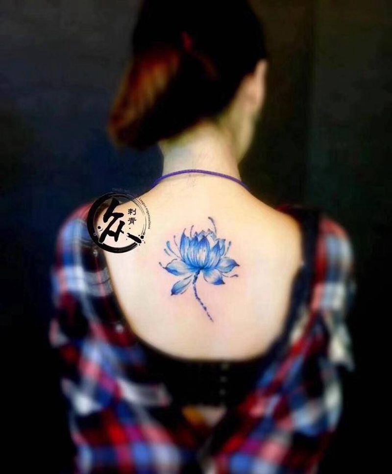 水墨荷花纹身图片_成品肩部传统国画植物纹身图案