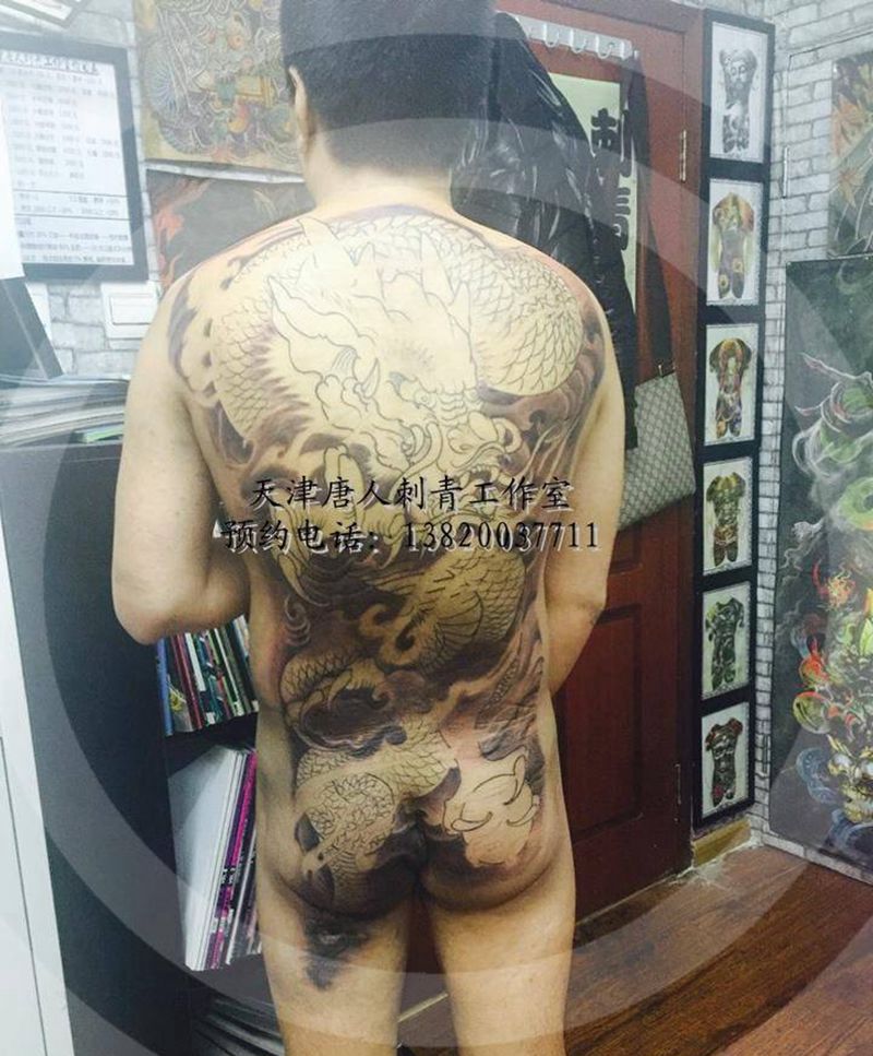 满背龙待续纹身图片_