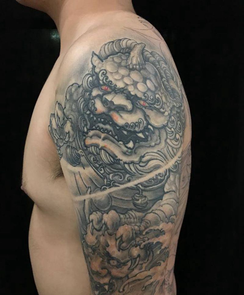 唐狮纹身图片_肩部手臂传统成品纹身图案