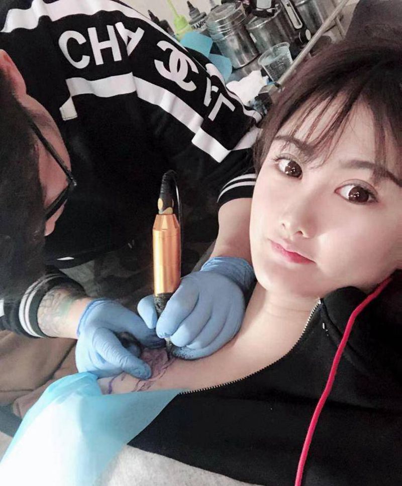 捕梦网纹身图片_肩部胸部水彩水墨纹身图案