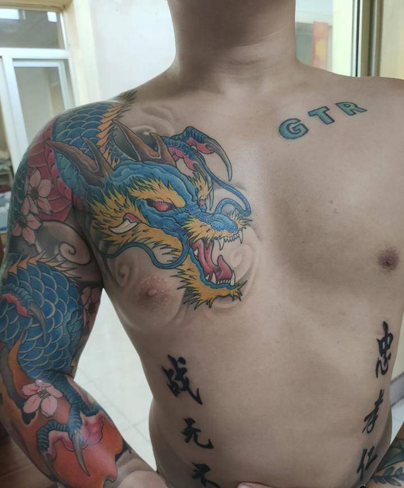 花臂过肩龙纹身图片_胸部手臂新传统纹身图案