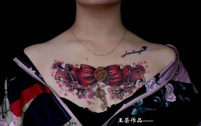 蝴蝶结纹身图片_胸部欧美写实Old School纹身图案