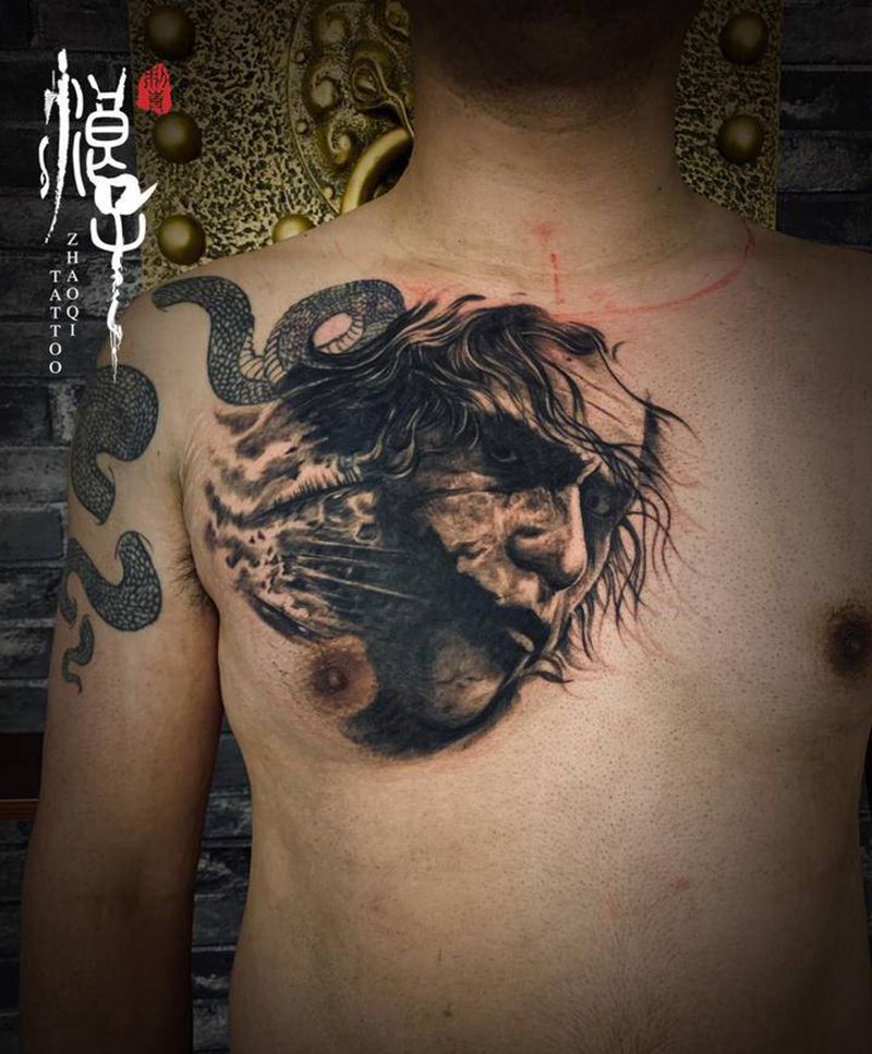 小丑纹身图片_胸部欧美写实纹身图案