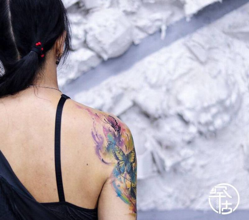 水彩蝴蝶纹身图片_肩部背部水彩蝴蝶纹身图案