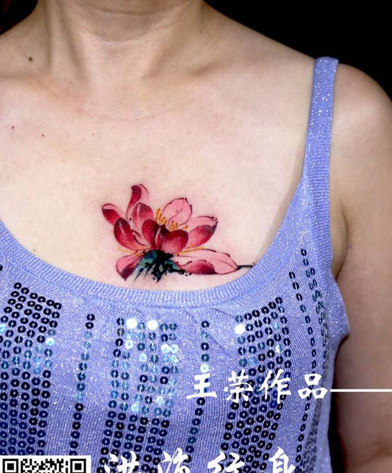 花纹身图片_胸部欧美写实水彩纹身图案