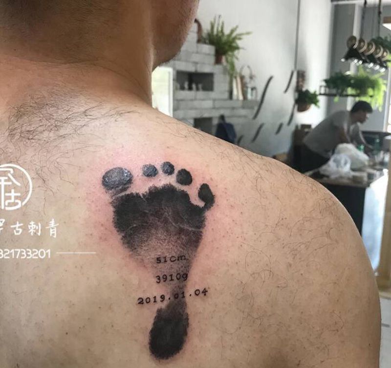 脚印纹身图片_肩部欧美写实脚印纹身图案