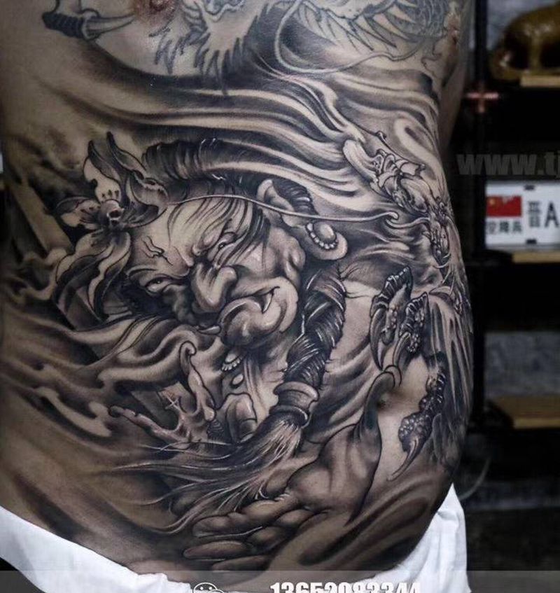 斗龙纹身图片_腹部纹身图案