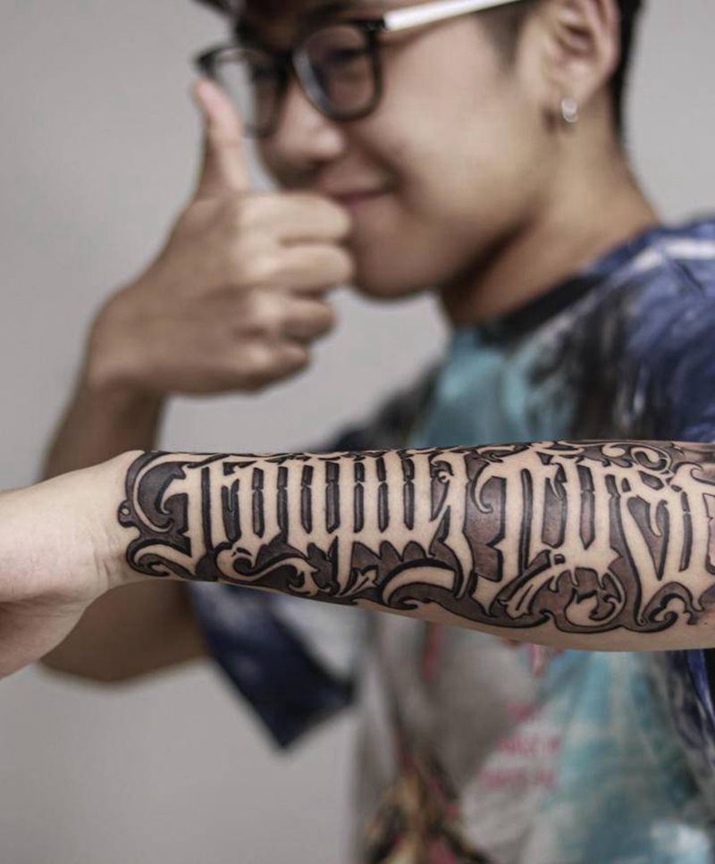 《Family first》纹身图片_手臂花体字纹身图案