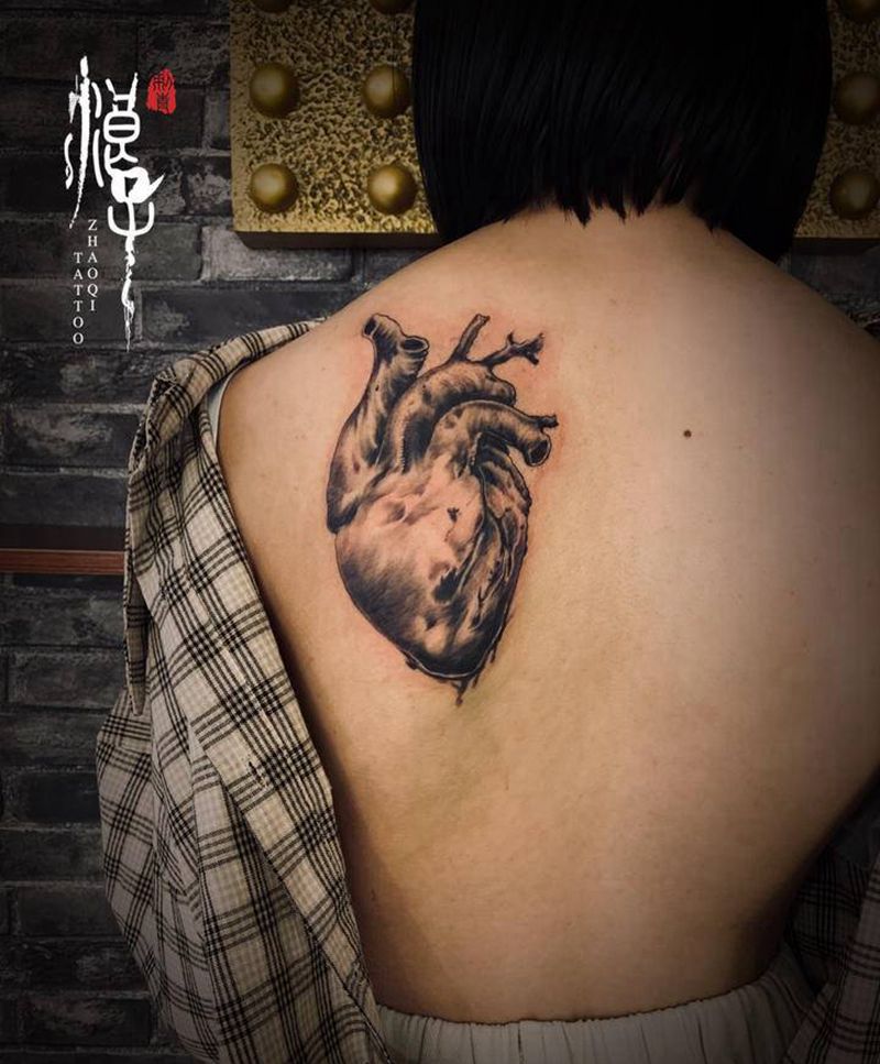 心纹身图片_背部欧美写实纹身图案
