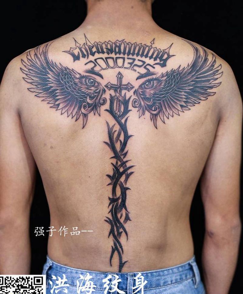 翅膀纹身图片_背部老传统新传统纹身图案