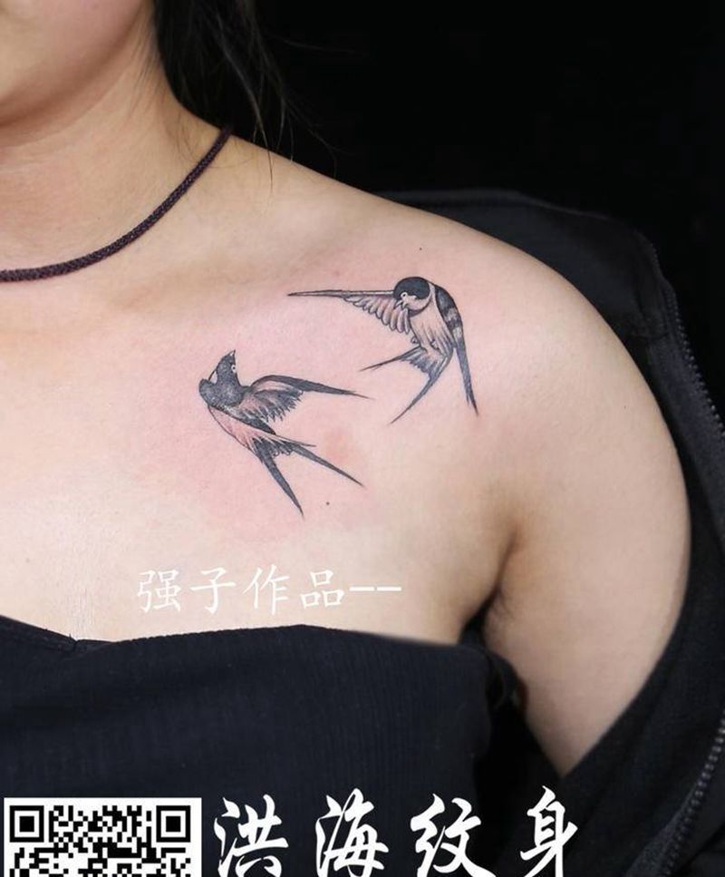 燕子纹身图片_胸部老传统新传统纹身图案