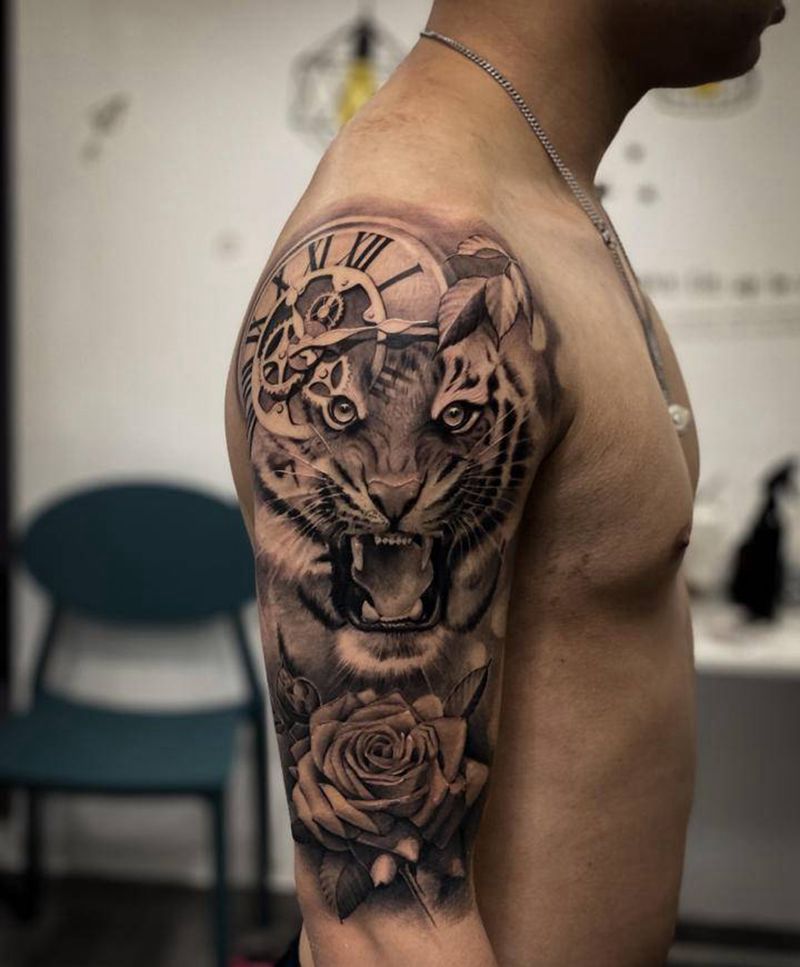 虎纹身图片_手臂欧美写实虎时钟玫瑰纹身图案