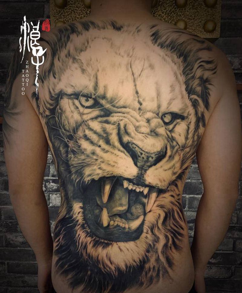 王者纹身图片_背部欧美写实狮子纹身图案