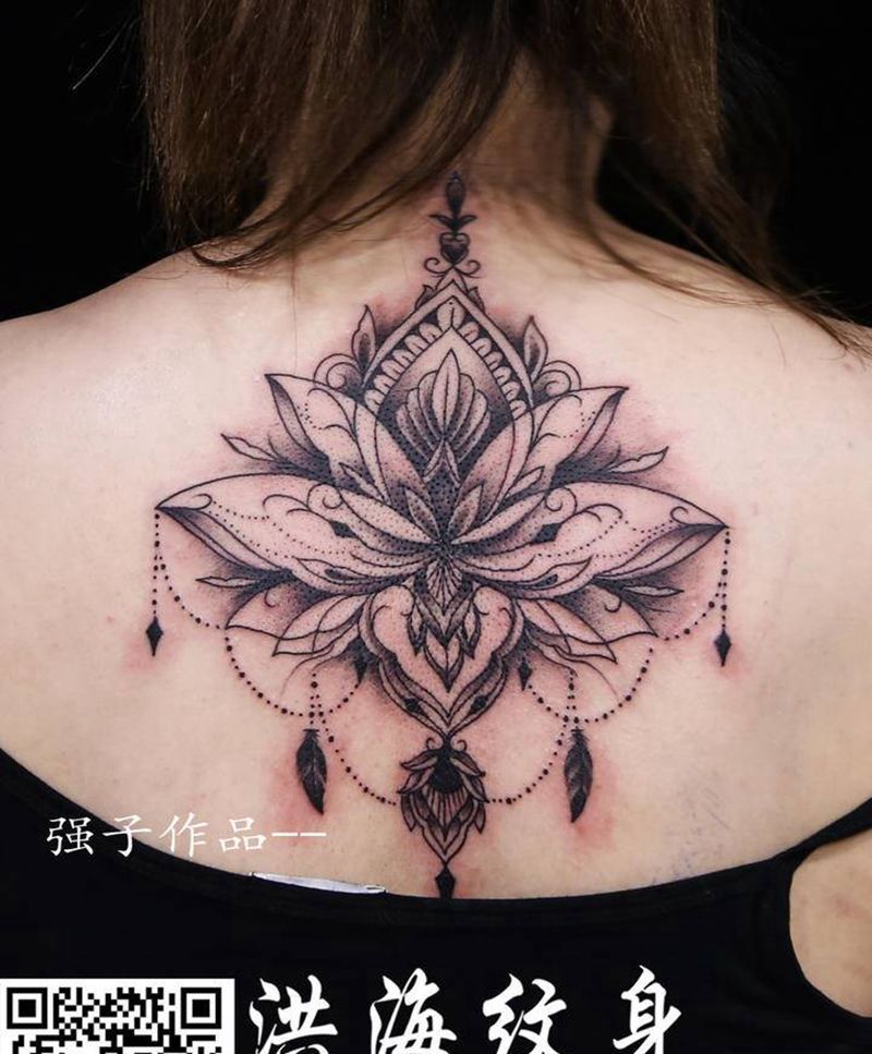 繁花纹身图片_背部新传统纹身图案