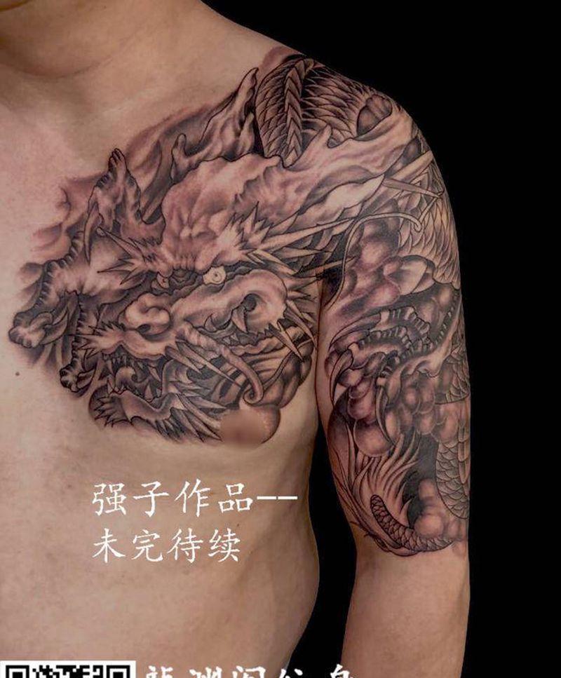 披肩龙纹身图片_胸部手臂老传统新传统纹身图案