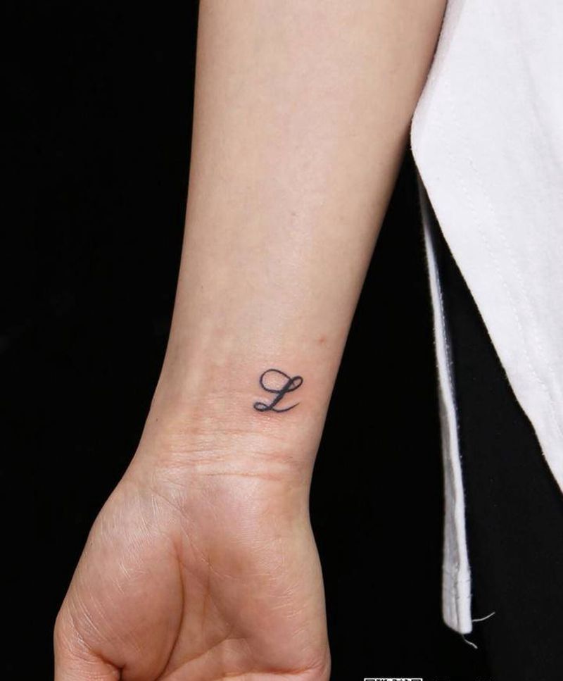 字母纹身图片_手臂花体字新传统纹身图案