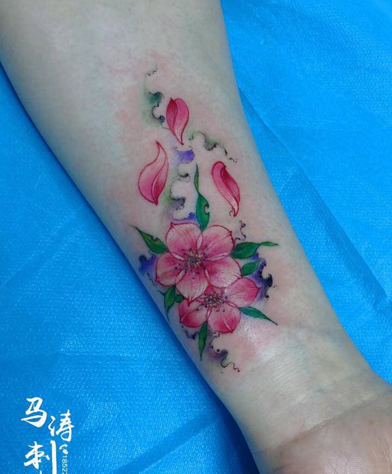 桃花遮盖疤痕纹身图片_臀部手臂老传统水彩纹身图案