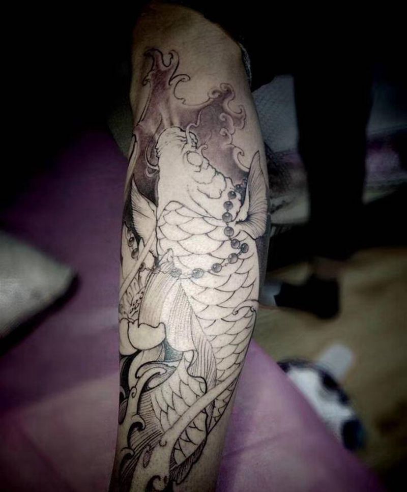 久违的开工首日纹身图片_腿部新传统鲤鱼，传统纹身图案