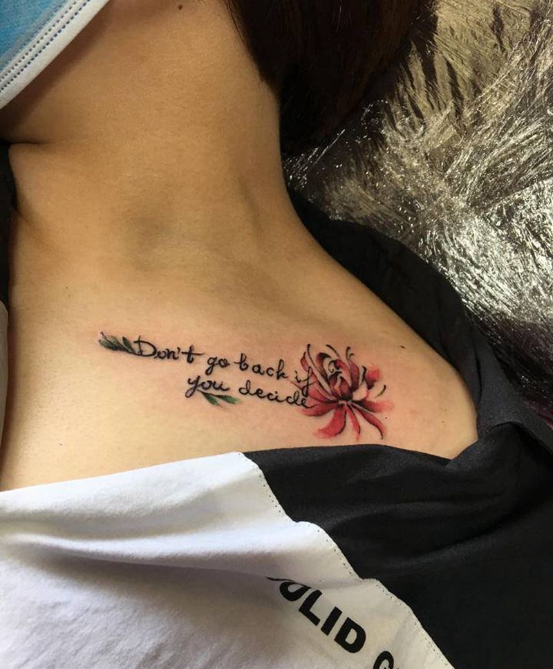 彼岸花纹身图片_肩部胸部水彩小字母彼岸花纹身图案