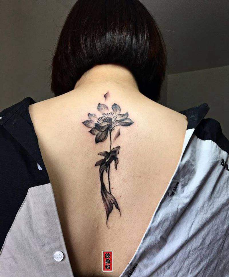 荷与驴纹身图片_背部水墨鱼水墨纹身图案