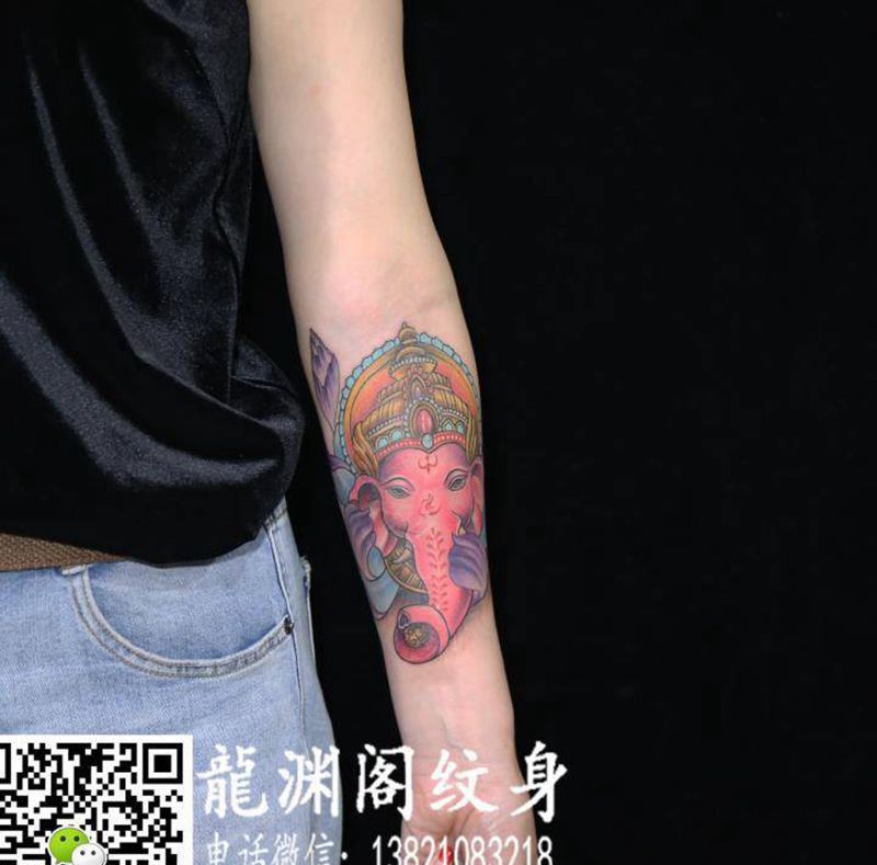 彩色象神纹身图片_手臂新传统纹身图案