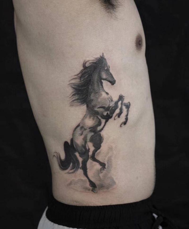水墨。马纹身图片_腰部水墨纹身图案