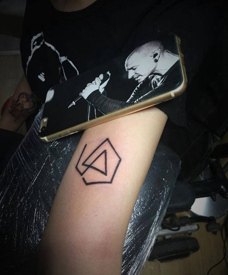 纪念偶像纹身图片_手臂几何图腾悼念纹身图案
