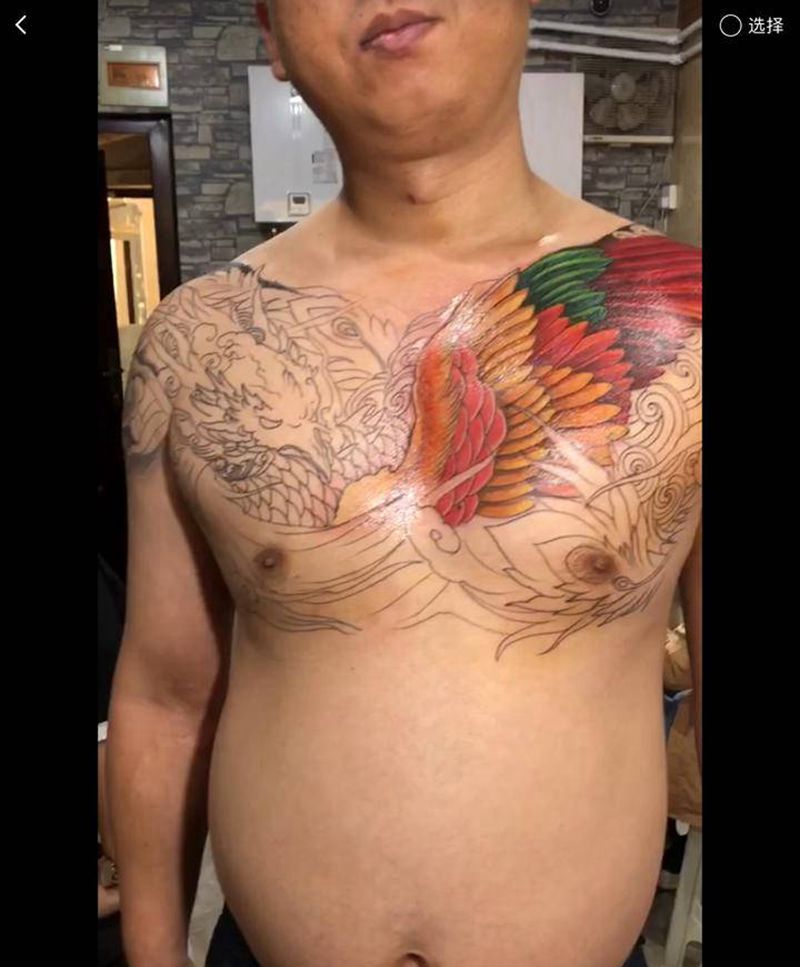 花胸凤凰纹身图片_胸部纹身图案