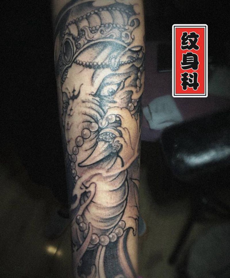 熬夜扎针纹身图片_手臂新传统象神纹身图案