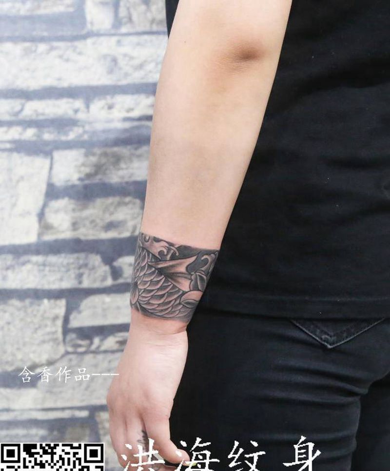 臂环鱼纹身图片_手臂老传统纹身图案