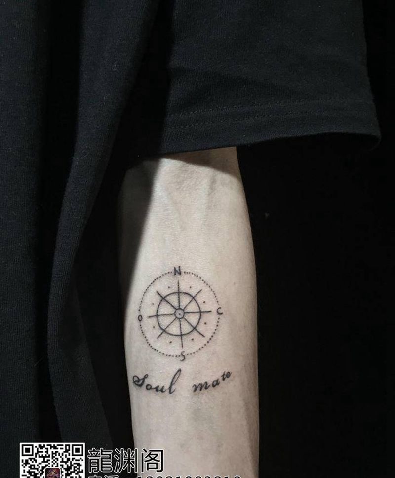 方向纹身图片_手臂几何纹身图案