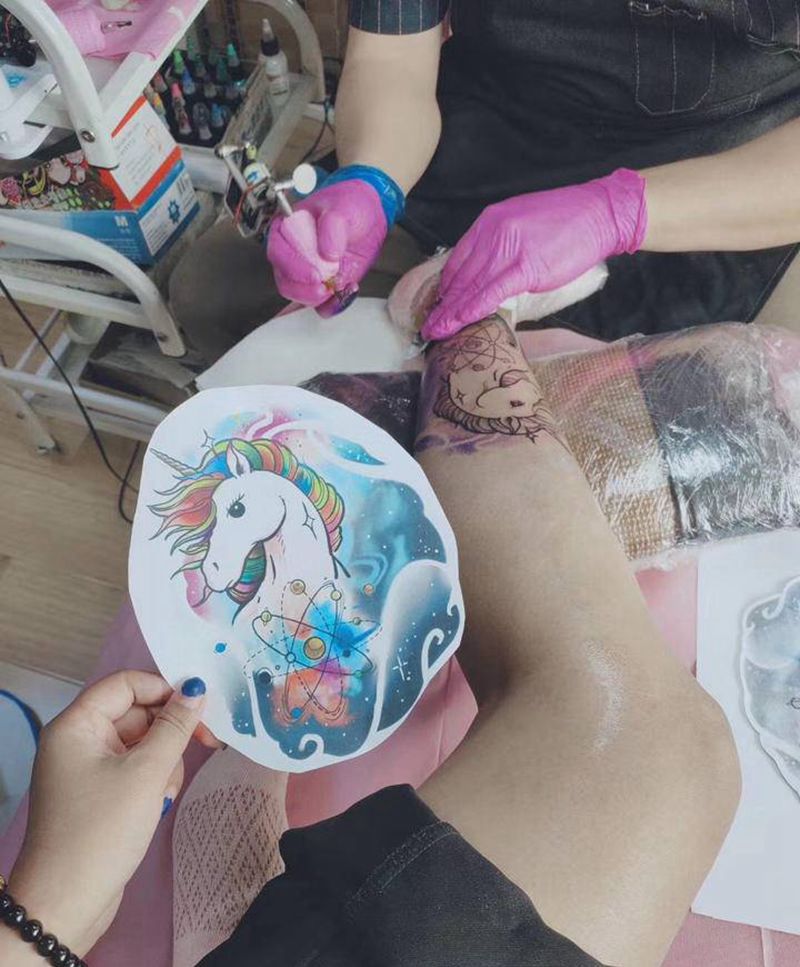 梦幻星空独角兽纹身图片_腿部水彩New School独角兽星空纹身图案