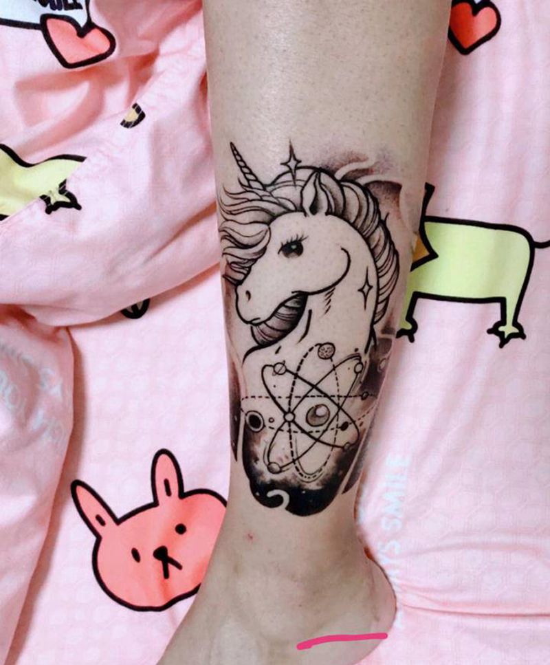 两回合完结撒花纹身图片_腿部New School水彩独角兽纹身图案