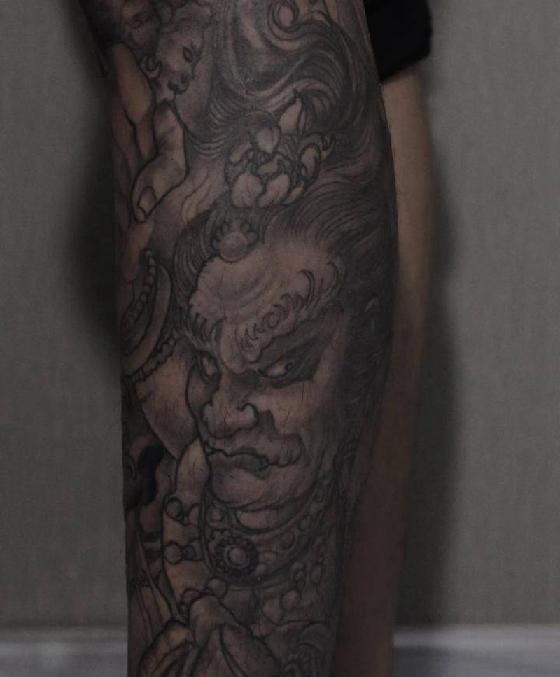 不动冥王纹身图片_脚部老传统新传统纹身图案