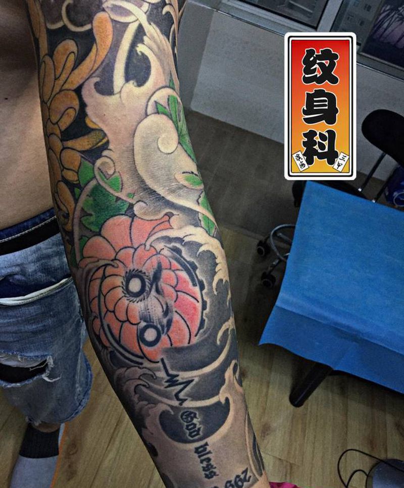 旧纹身变日式花臂，纹身图片_手臂老传统菊花日式花臂纹身图案