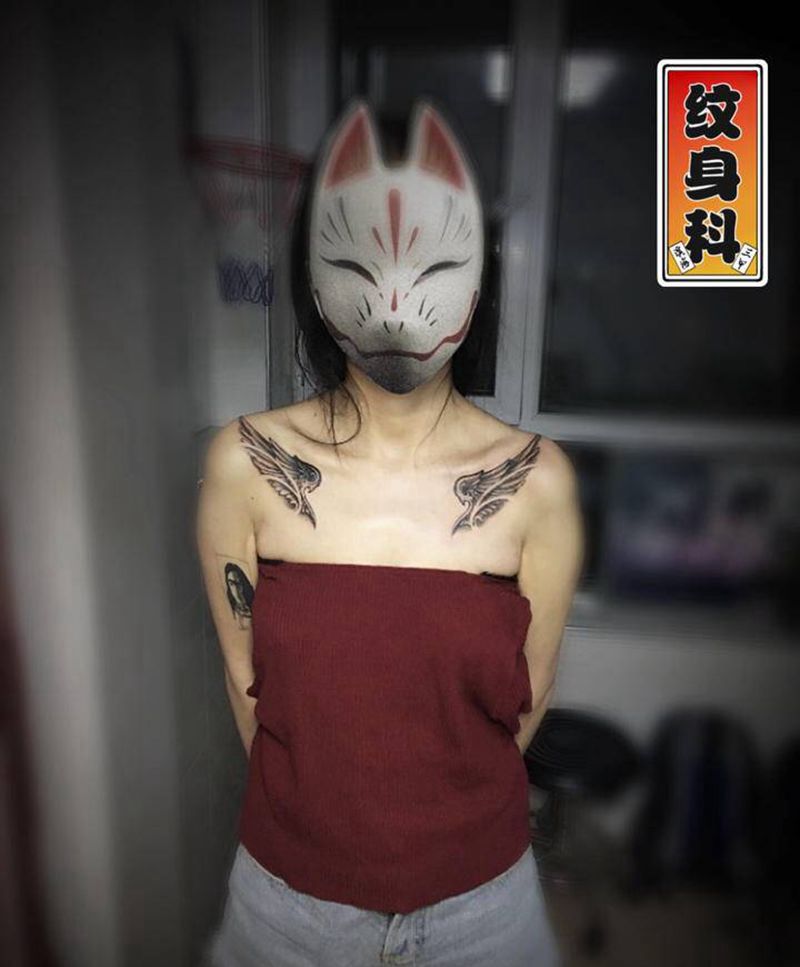 遮盖翅膀纹身图片_肩部几何点刺翅膀纹身图案