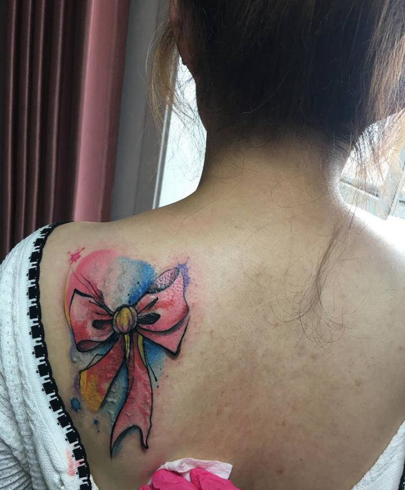 遮盖掉清洗纹身图片_背部水彩蝴蝶结遮盖纹身图案