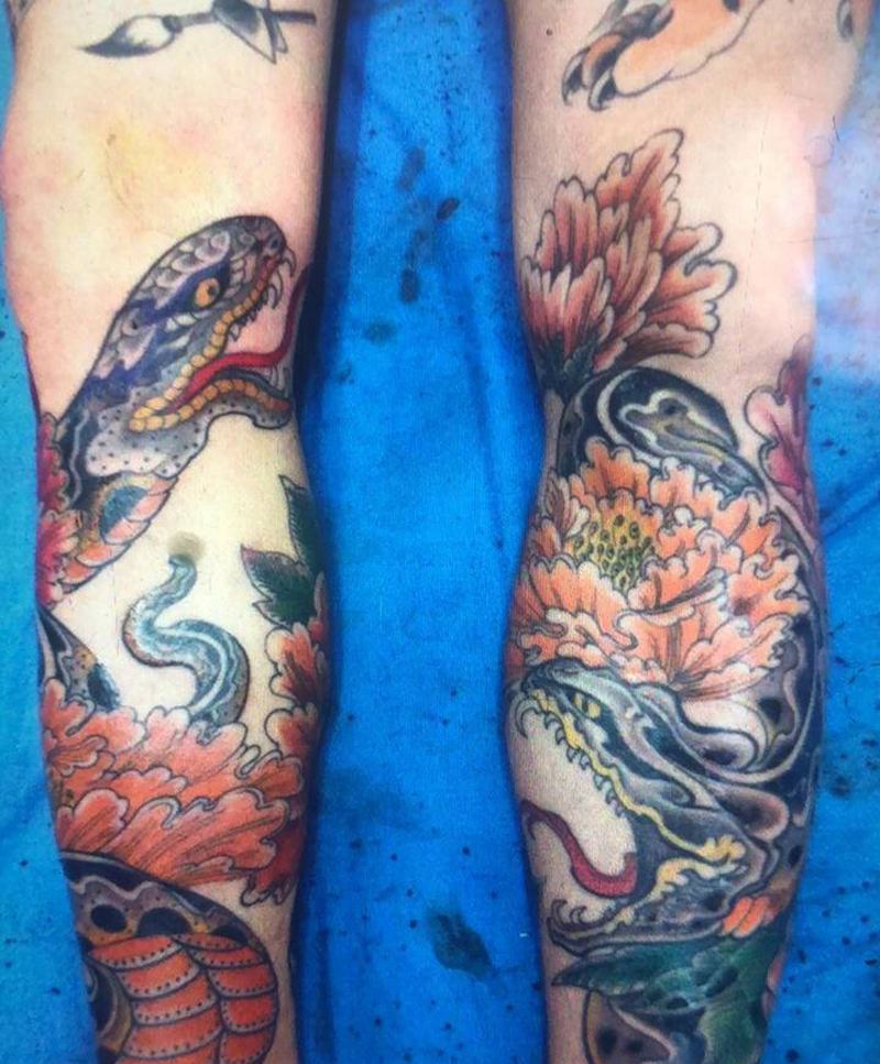蟒蛇戲牡丹纹身图片_腿部老传统纹身图案