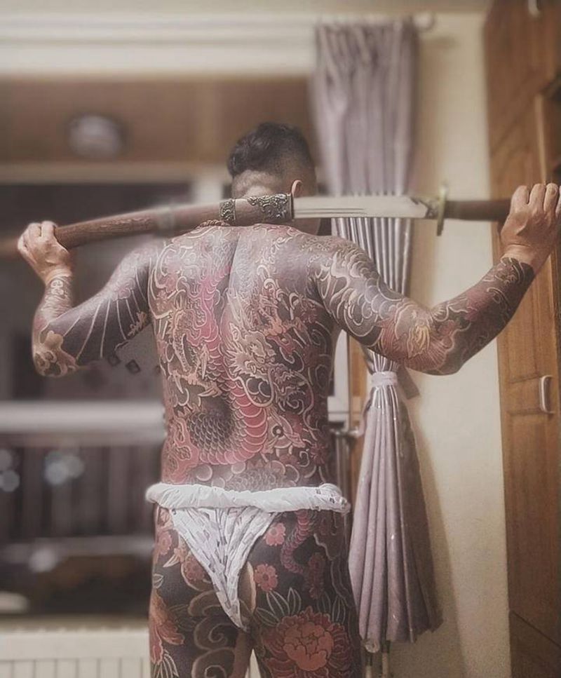 通體龍纹身图片_背部老传统纹身图案