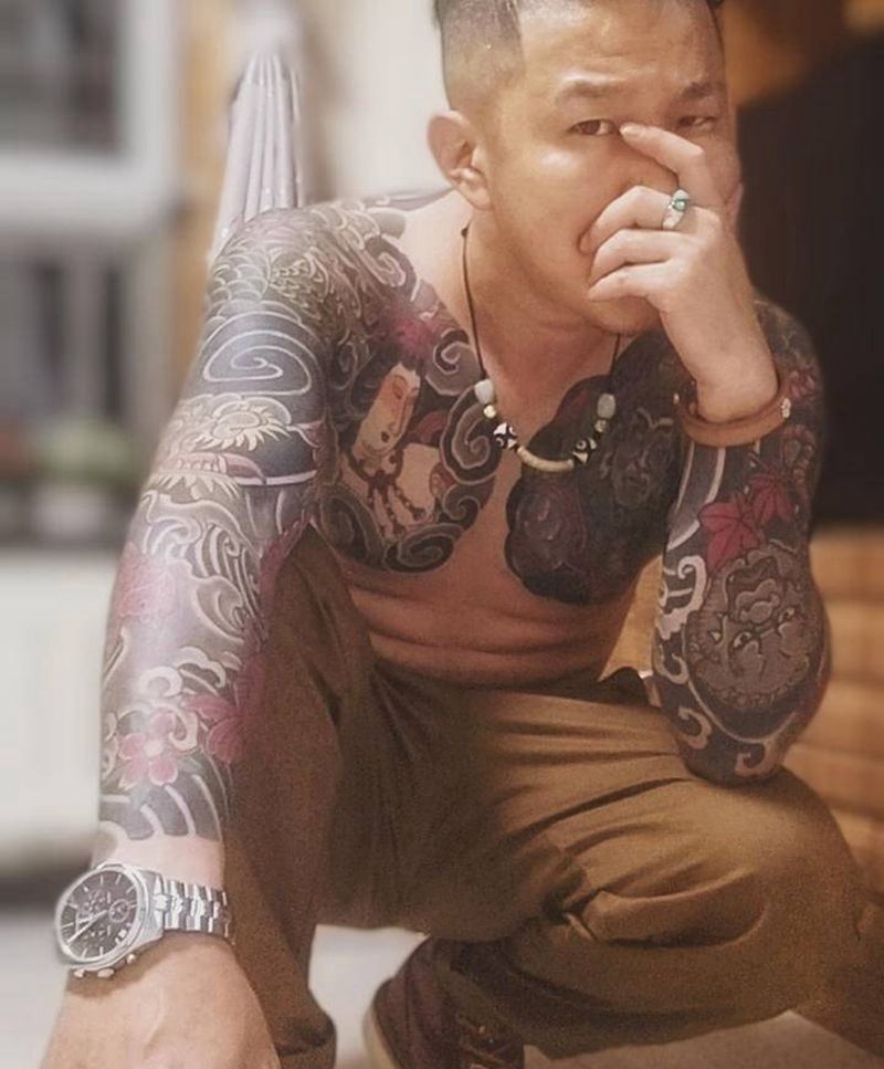 秀纹身图片_胸部手臂老传统纹身图案